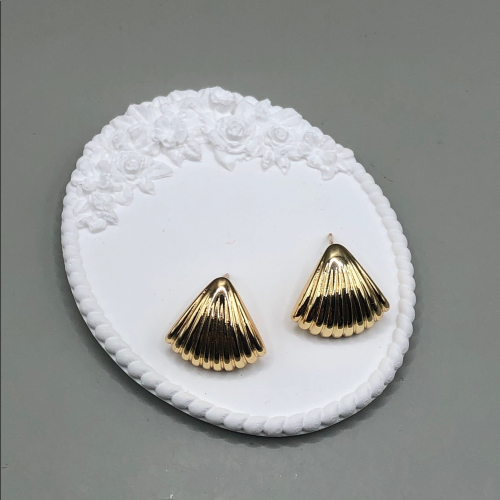 Clam sea shell gold over sterling silver 925 post stud small earrings.